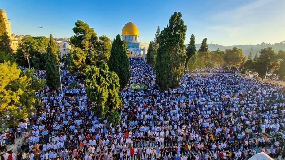 75 ألفاً يؤدون صلاة الجمعة في الأقصى