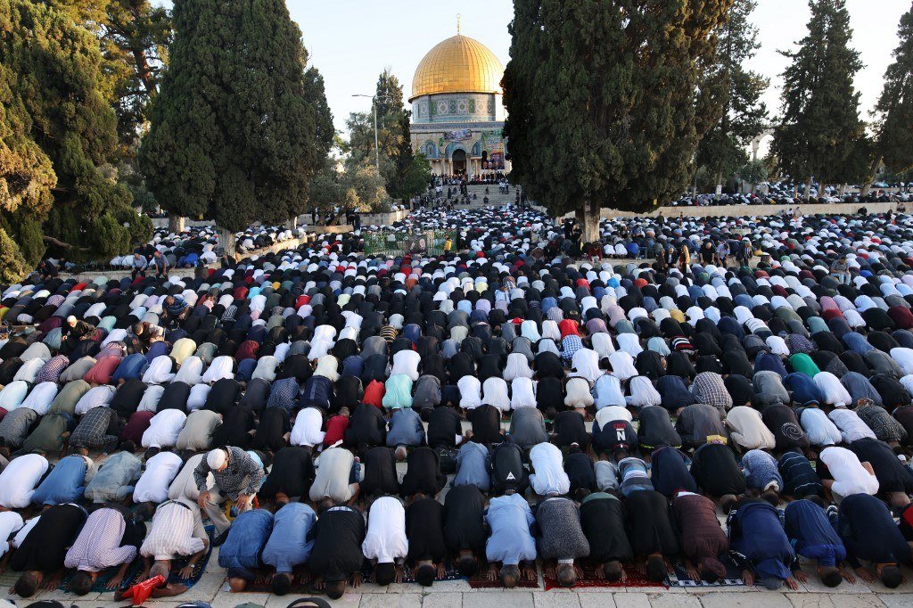 عشرات الآلاف يؤدون صلاة الجمعة في الأقصى