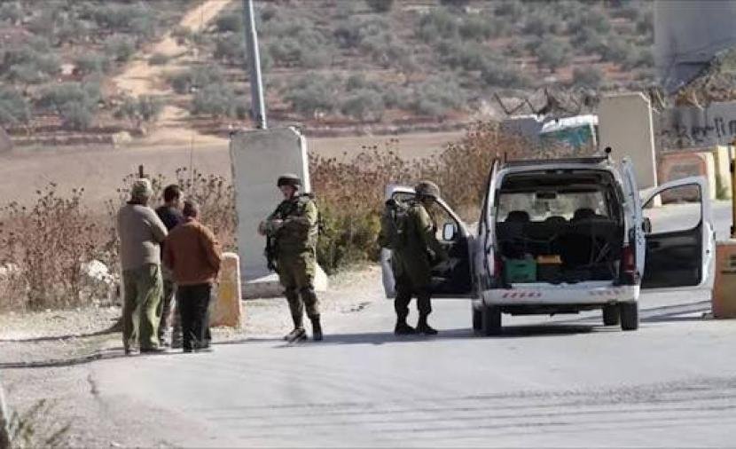 الاحتلال يغلق مدخل قرية المغير ويمنع دخول الخدمات الطبية