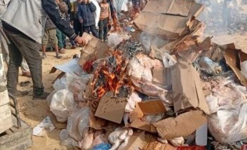 الاقتصاد الوطني: إتلاف 16 طناً من الدجاج المجمد في غزة بعد تعطل ثلاجات التبريد
