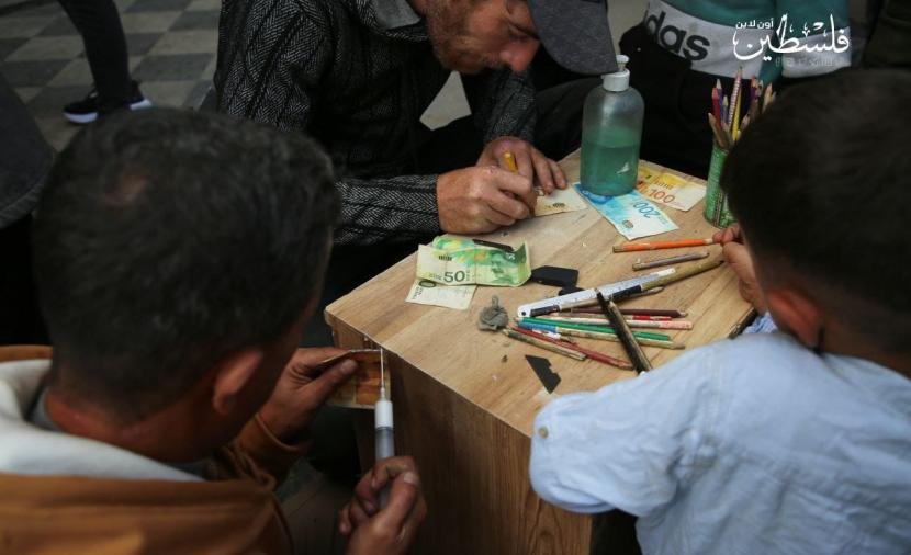 رفض النقد الورقي في غزة يفرض أعباء إضافية على المواطنين