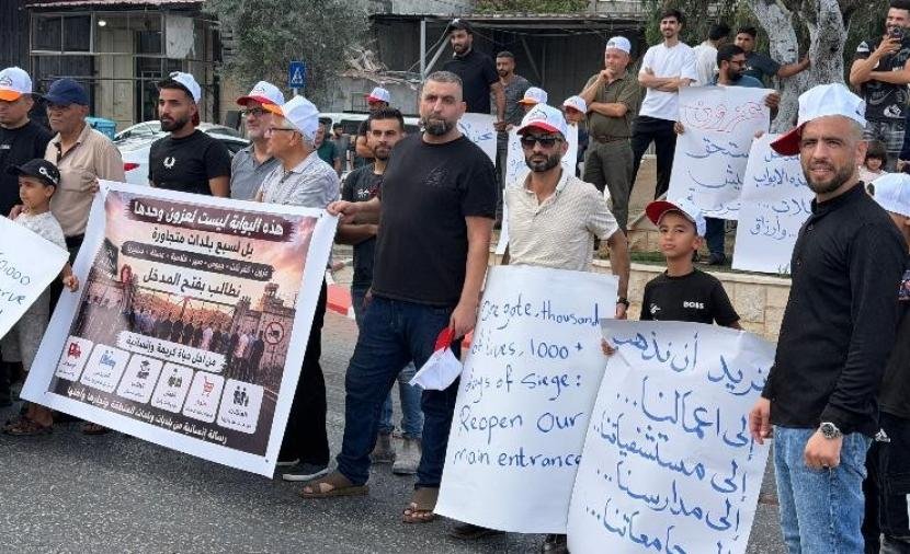 بلدية عزون: إغلاق المدخل الشمالي منذ عامين يقطع طريق سبع بلدات ويخنق محلاتها