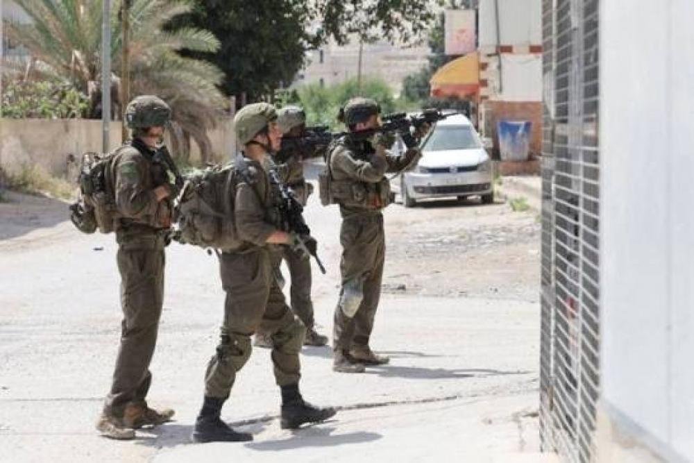 قوات الاحتلال تحتجز عشرات المواطنين خلال اقتحام بلدة برقة