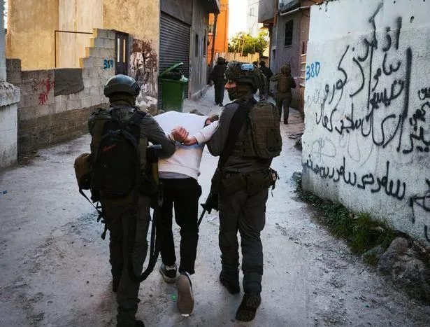 قوات الاحتلال تشن مداهمات وتعتقل تسعة فلسطينيين في الضفة