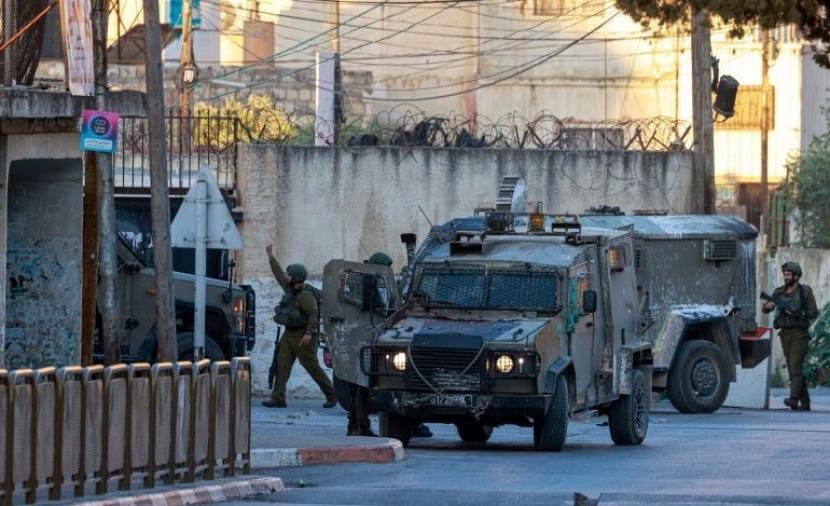 قوات الاحتلال تقتحم منازل وتغلق طرقاً في عدة محافظات بالضفة