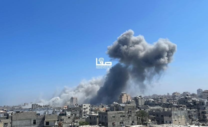 استشهاد ثلاثة مواطنين وإصابات بقصف مدفعي وإطلاق نار على نازحي غزة