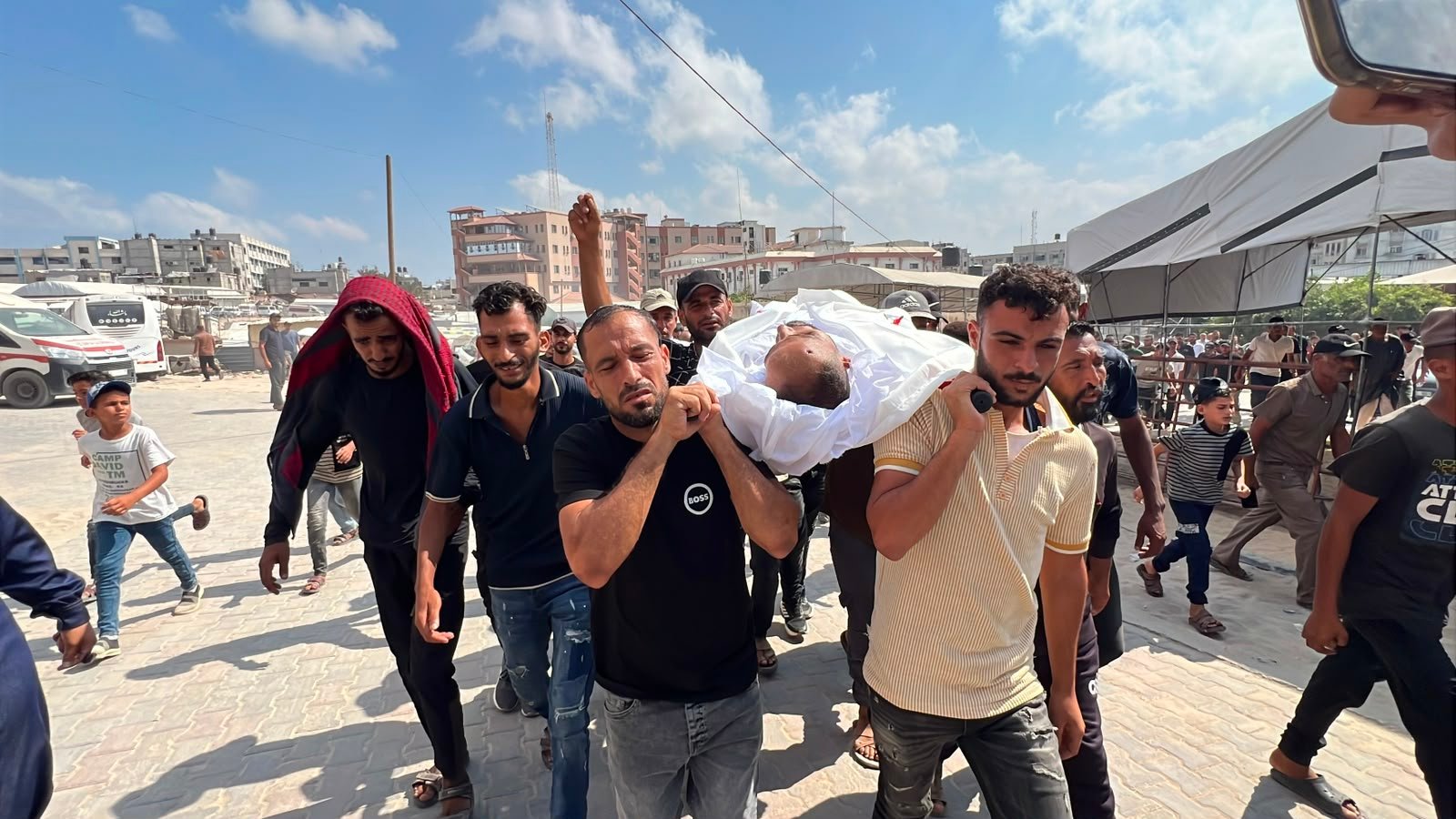 استشهاد شاب وإصابة آخرين بغارة مسيّرة عند مدخل المغازي