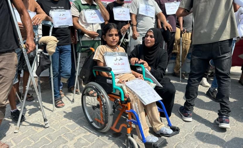 عشرات الجرحى يعتصمون في مجمع ناصر الطبي للمطالبة بالسفر عبر المعابر لاستكمال العلاج