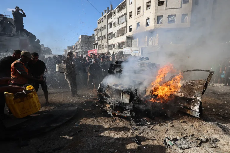 غارة إسرائيلية على مركبة في دير البلح تسفر عن شهيد وعشرة جرحى