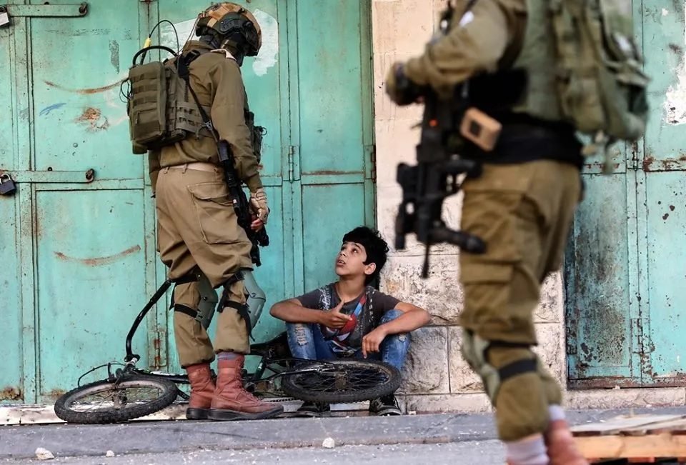 مركز فلسطين: الاحتلال اعتقل نحو 2000 طفل منذ أكتوبر