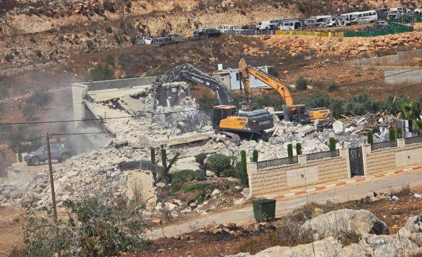 محافظة القدس: عشرات المنازل في قلنديا مهدّدة بالهدم بعد تشريد 15 مواطناً