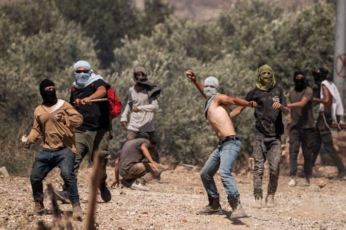 مستعمرون مسلحون يحاصرون منزلين ويفككون حماياتهما جنوب الخليل