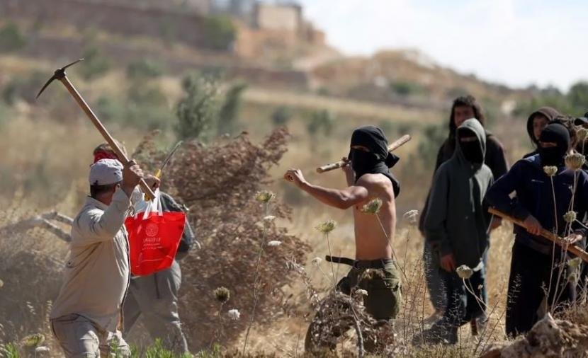 مستوطنان يقتحمان ترمسعيا قرب جولة السفير الأميركي