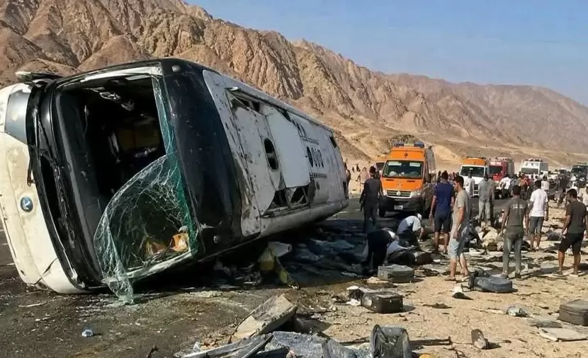 مصر تعلن مقتل 21 وإصابة 28 بانقلاب حافلة في جنوب سيناء