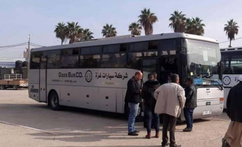 نقابة الباصات تعلن تعليقاً تدريجياً لنقل الكوادر الطبية