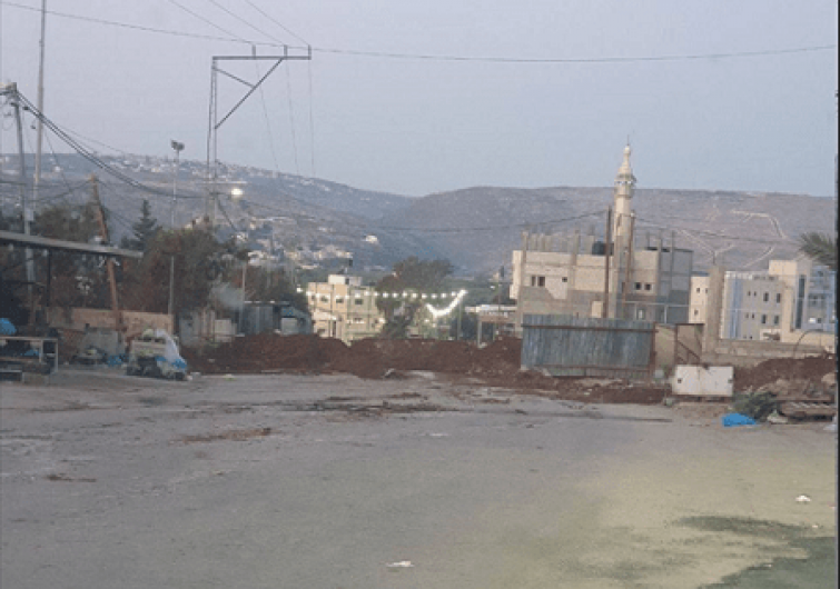 الاحتلال يعزل بيت أمر ويغلق مداخلها بالسواتر الترابية